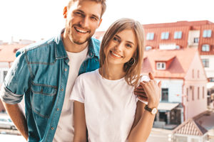 photo d'un couple de sous locataires souriants